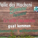 Uvítací štít na jižním konci údolí Valle dei Mòcheni.